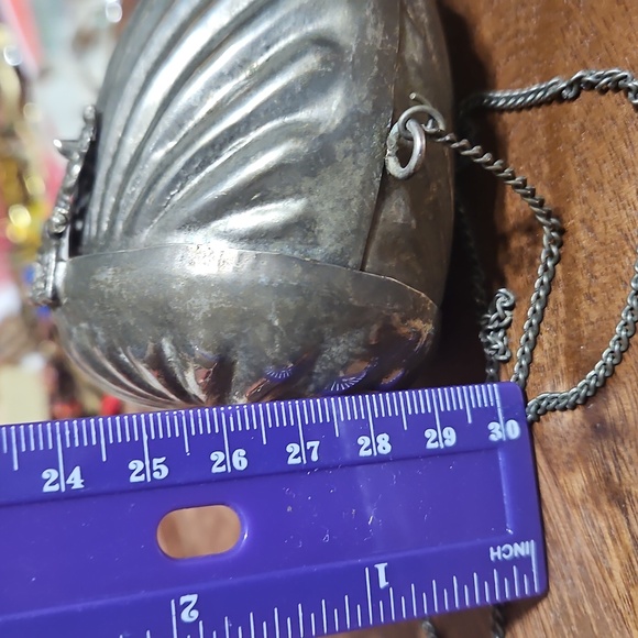 Shell-shaped silver-tone Vintage Clutch with Chain - Picture 7 of 9